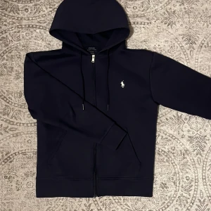 (NY) Polo Zip Hoodie - Säljer denna helt nya, endast testad polo hoodie eftersom den ej passar mig. Inga defekter och storlek S. Nypris är runt 2299