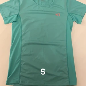 Sport kläder! - Tre tröjor i prima skick! En baddräkt och ett par leggings! Allt är i jättebra skick. 50kr/st!