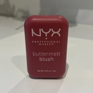 Buttermelt Blush från NYX Professional Makeup - Säljer en NYX Professional Makeup Buttermelt Blush i färgen ”FOR THE BUTTA”. Den kommer i en kompakt förpackning med ett mönstrat pressat puder. Perfekt för att ge kinderna en naturlig och fräsch färg. Bara testat en gång!