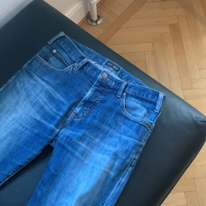 Blå jeans från Armani  - Riktigt schyssta Armani jeans säljer jag nu i storlek 32 i bra skick, vid intresse tveka inte att höra av dig!