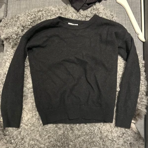 Svart kashmirtröja - Säljer en elegant svart kashmirtröja med långärmad design. Liten i storlek, strl xs men passar xxs. 