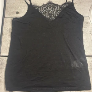 Svart linne😍 - Säljer ett svart linne😍 Säljer eftersom den tyvärr inte passade på mig😭 pris kan ALLTID diskuteras