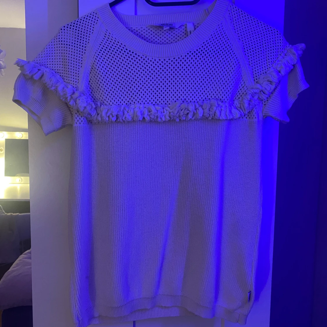 Vit stickad topp med fransdetaljer - 92