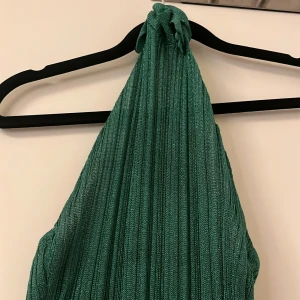 Grön ribbad klänning - Snygg grön ribbad klänning med en elegant passform. Perfekt för att sticka ut med sin unika textur och stilrena design.