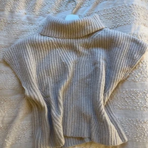 Beige stickad polotröja - Säljer en mysig beige stickad polotröja från Gina Tricot. I storlek L men passar m/s bättre.