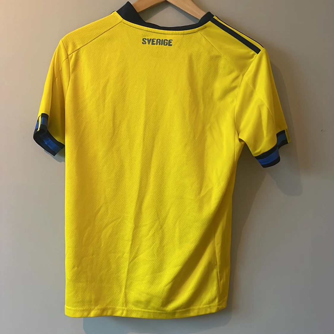 Gul Sverige fotbollströja från Adidas