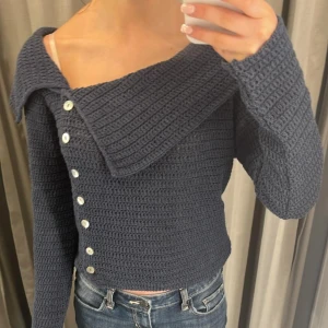 Mörk blå stickad tröja - Najs tröja som är unik, i storlek M men sitter xs/s