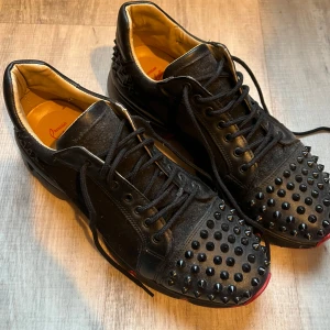 Svarta Louboutin sneakers  - Har använt dem ett par gånger men de ser ut som nya skor. Skosnörerna är dock sönder. I storlek 43  
