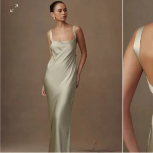 Champagnefärgad balklänning i satin - Elegant champagnefärgad långklänning i satin med smala axelband och öppen rygg. Klänningen har en smickrande passform och ett stilrent, minimalistiskt utseende. Klänningen är använd endast en gång! Modellen på bilden är 180 cm och går ner till fötterna! Jag som är 164 var klänningen lite lång!☺️klänningens nypris är 1250 kr. Hör av er om frågor!🙌