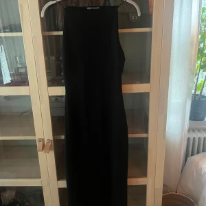 Svart långklänning från Zara - Elegant svart långklänning från Zara med ärmlös design. Använd 1-2gånger, hittar inte i zaras sortiment men köpt för runt 400kr