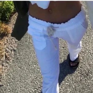 Roxy linnebyxor  - Säljer mina Roxy linnebyxor då de ej kommer till användning💕 har använt dem 3-4 gånger så de har inga defekter💕 de är bara skrynkliga efter tvätt på bilderna💕