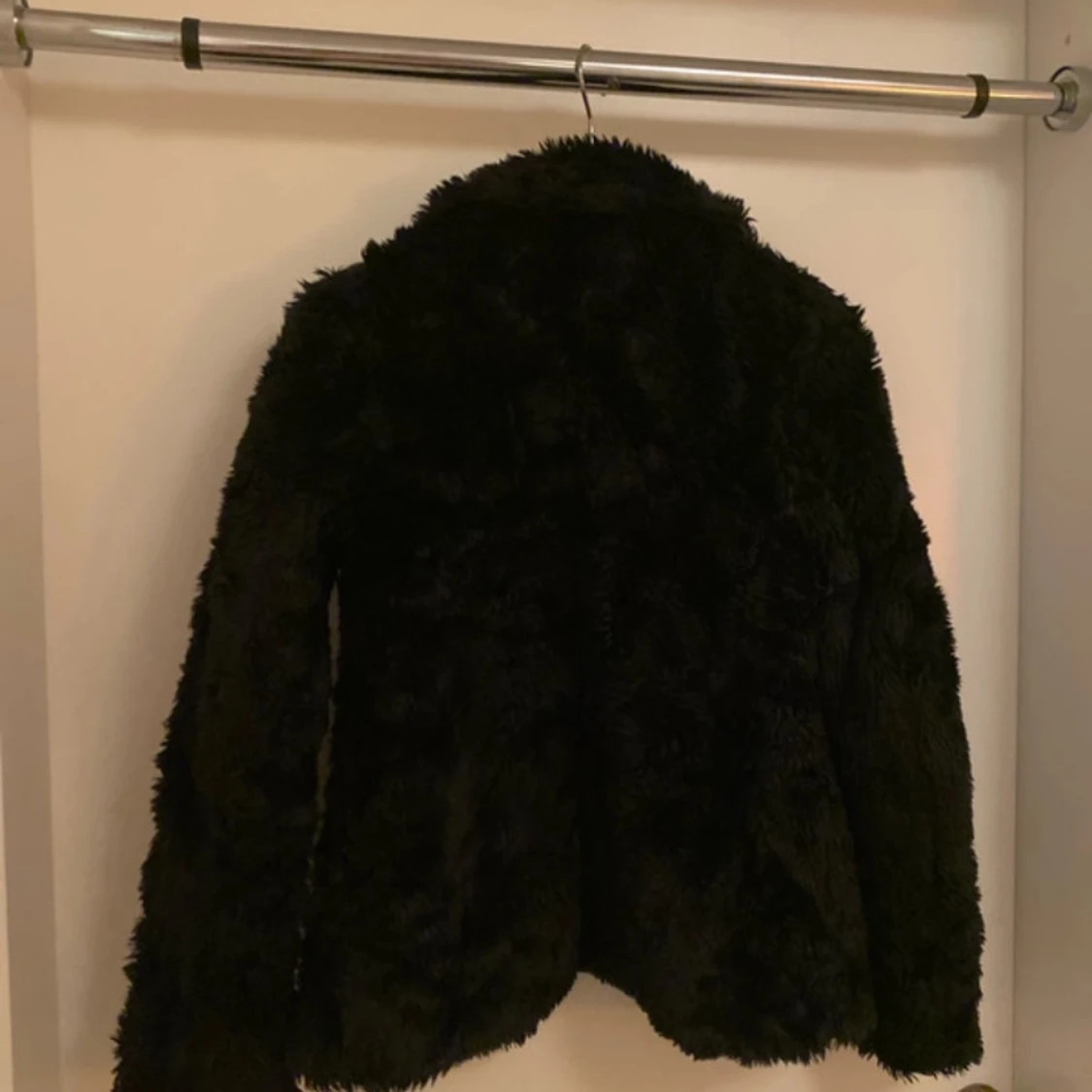 Svart pälsjacka - 90