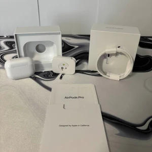 Bluetooth hörlurar  - Andra generationen! I super fint skick. Kommer med alla tillbehör 