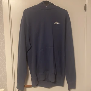 Nike hoodie - Riktigt bekväm Nike hoodie i storlek L. nypris 749 kr. Mitt pris 129. Testat en gång men satt inte så bra på mig😊 Skriv för fler frågor😁