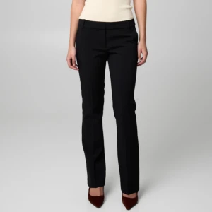 Svarta kostymbyxor - Snygga svarta kostymbyxor med en klassisk straight passform. Perfekta för en stilren look. Byxorna har en midwaist design och är tillverkade i ett bekvämt material. Jag säljer dom eftersom att dom blivit för korta men annars i ny skick. 