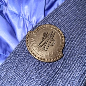 Blå moncler cardigan  - En blå moncler cardigan som är köpt på Garmsmarket äkta såklart har digitalt kvitto och man ser det även på tagen på jackan storleken är ❗️ S❗️ det är bara att höra av sig vid intresse säljer för endast❗️ 3999kr❗️ pris kan även diskuteras.