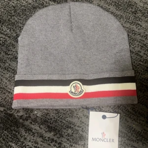  Moncler mössa  - Helt ny aldrig använt.