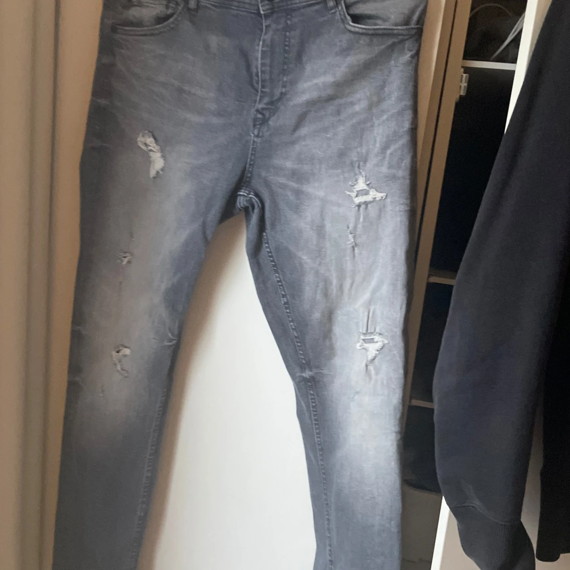 Grå jeans med slitningar påminner om Dsquared2 - 93