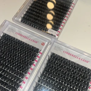Cinderella Lash lösögonfransar - Säljer Cinderella Lash lösögonfransar i svart. Perfekta för att ge dina ögon en dramatisk look. Fransarna är tätt packade i en praktisk förpackning med flera rader. Perfekt för både vardag och fest. Säljer alla 3 tillsammans 