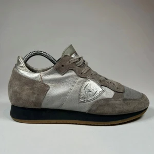 PHILIPPE MODEL TRPZ - Tjenare, tänkte sälja dessa skitsnygga Philippe model skorna i storlek 40-41, riktigt snygga men i nuläget lite smutsiga! Lämna bud 😎🤝🍾