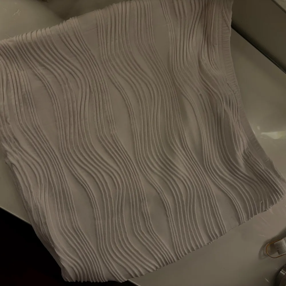 En fin vit off-shoulder stickad tröja och en vit kjol som ni kan se sista sliden. Kjolen är helt ny och tröjan har använts max 5 gånger <3. Neuletakit & Villapaidat.