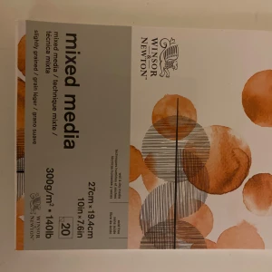 Mixed Media Block från Winsor & Newton - Säljer ett Mixed Media block från Winsor & Newton, perfekt för både våta och torra tekniker. Blocket är syrafritt och har en lätt grängad yta. Det innehåller 19 ark med en vikt på 300g/m². Storleken är 27cm x 19,4cm.