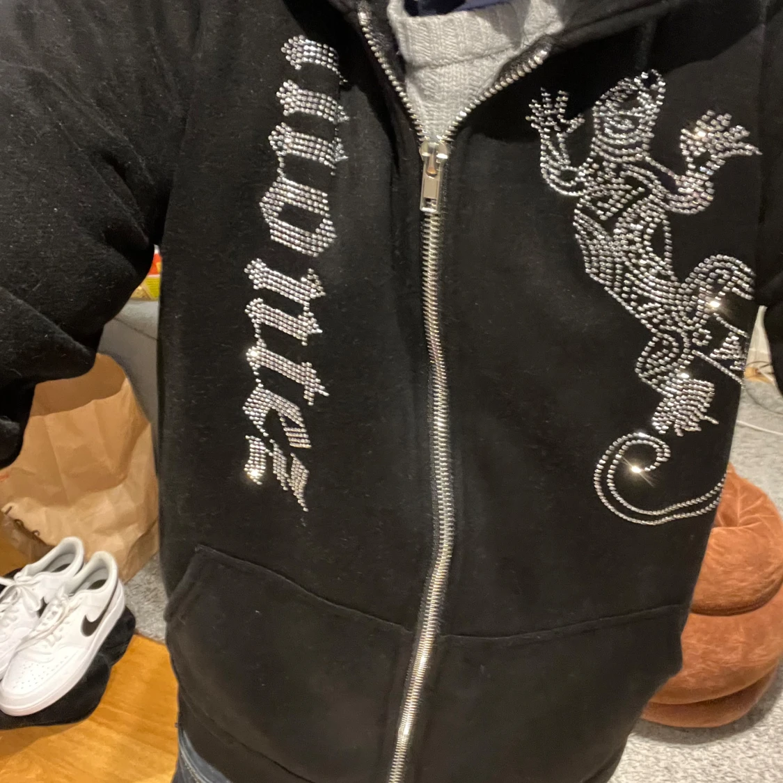 Svart hoodie med glittrig ödla - 3