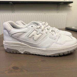 Vita New Balance 550 sneakers - Snygga vita New Balance 550 sneakers med klassisk design. Skorna har en robust sula och snörning för en säker passform. Perfekta för en stilren look. Helt nya skor, aldrig använda. Köptes men ångrades lika snabbt tyvärr. Nypris 1200 kr, mitt pris 800 kr. Strl 43. Kan mötas i Karlstad/Linköping (Köparen står för frakt). 