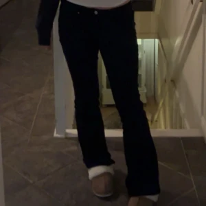 🖤SVARTA BOOTCUT JEANS🖤 - Svarta jeans i modellen bootcut köpta från Gina Tricot för ett tag sedan🖤använda flertal gånger men finns inga fel eller slitage på dem👖säljer på grund av att de inte används längre🖤 