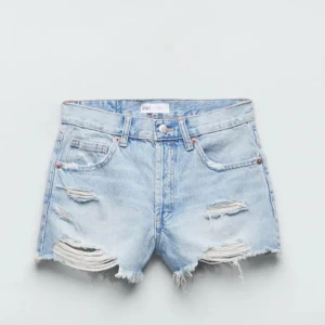 Ljusa jeansshorts med slitningar - Zara shorts säljer för att dem inte passa💓 obs inte min bilder tog av hon jag köpte av💝
