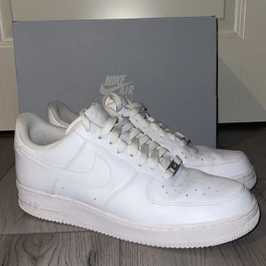Air force 1 - Snygga air force 1 använda 1-2 gånger, skick 9/10 bara lite smutsig under skon men fixar det innan frakt. Lite slitet i hälen\\ Allt og medföljer det vill säga box osv‼️Hör av er vid minsta fundering🤩