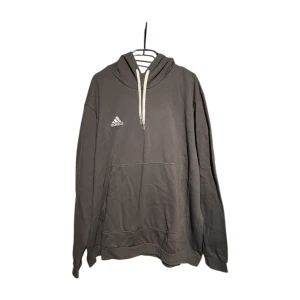 Grå hoodie från Adidas - Säljer en stilren grå hoodie från Adidas med klassisk logga på bröstet.
