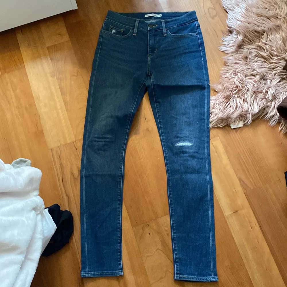 Säljer tre par snygga blå Levis skinny jeans med hög midja. Perfekta för en stilren look. De har en klassisk design med fem fickor och knappgylf. 299kr för alla tre. 199kr för ett par. . Farkut & Housut.