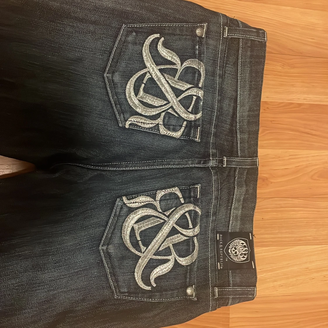 Mörkblå jeans med broderade bakfickor - 3