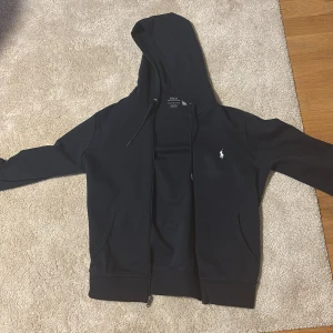 navy blue hoodie från Polo Ralph Lauren - Säljer min Ralph Lauren zip hoodie p.g.a för liten. Har använts några gånger men den är som ny. köpte den för inte alls så länge sen så de är riktigt bra skick på den