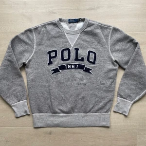 Ralph Lauren Tröja - Säljer nu en riktigt schysst tröja från Ralph Lauren! Tröjan är i toppenskick 10/10, och inga defekter förekommer! Storlek Medium. Hör av dig vid intresse! 💫