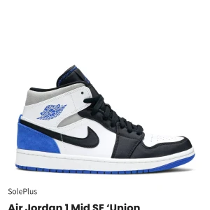 Air Jordan 1 Mid SE 'Union' - Air Jordan 1 Mid SE 'Union' sneakers i blå,svart o mocka. Aldrig använda lch endast stått på hyllan och samlat damm. Nypris 3000.