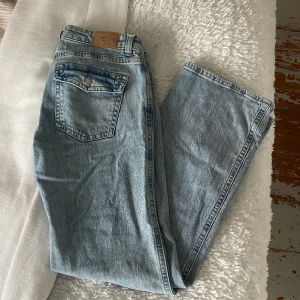 Ljusblå jeans från Gina Tricot - Snygga ljusblå jeans från Gina Tricot. Väldigt bra skick och användt ett fåtal gånger. Perfekt till våren💝