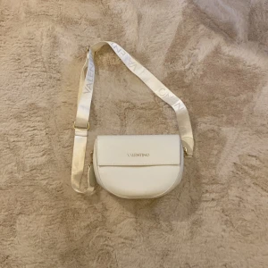 Vit axelväska från Valentino - Snygg vit axelväska från Valentino med justerbar axelrem och gulddetaljer.  Väldigt nytt!💗