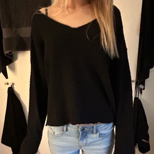 Svart stickad tröja - Snygg svart stickad tröja i storlek S från lager 157. Den är klippt där nere själv men inget som syns.