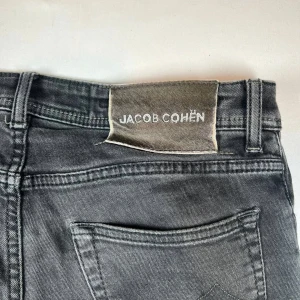Grå jeans från Jacob Cohen - Snygga grå jeans från Jacob Cohen med klassisk femficksdesign. Jeansen är i bra skick med lite små defekter, skicka ett dm om det finns några frågor!