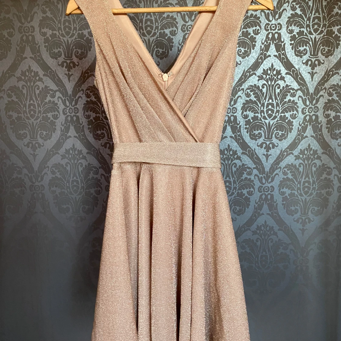 Glittrig rosa klänning från Goddiva - 3