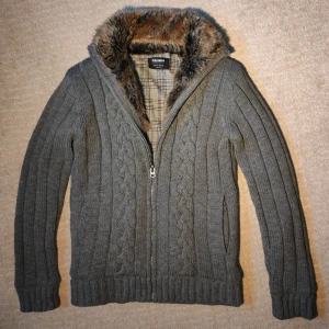 Pälsfodrad cardigan  - Säljer en pälsfodrad cardigan med fin päls. Stilren design med rutigt mönster på insidan. Väldigt varm och mysig perfekt för lite kallare väder. Skriv vid minsta fundering!