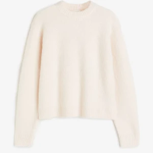 Rosa stickad tröja - Säljer den här oanvända tröjan från H&M. Sista bilden är en närbild på tyget. Nypris: 349 kr, slutsåld på H&Ms hemsida. Kontakta mig för fler bilder eller vid intresse❣️