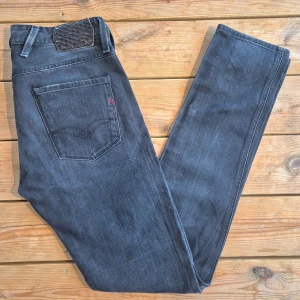 Replay Anbass jeans  - Skicket: 8/10 Jeansen är använda, skicket bedömer jag vara: mycket bra | 📏Storlek: W34 L32 Slim fit jeans |  💸Nypris: 1800kr  |📊Färg: Grå (Se bild 4 o 5 för bästa uppfattning av färgen) |  Priset går att diskuteras vid snabb affär!