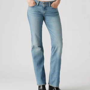 lågmidjade bootcut jeans - Säljer mina levi’s jeans , i modellen ”superlow boot”. Säljer dem eftersom dem är förstora på mig. Är i jätte fint skick. Kom privat för fler bilder, pris kan diskuteras!💌