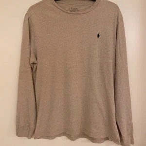 Polo Ralph lauren tröja - Säljer en stilren beige långärmad tröja från Polo Ralph Lauren. Skriv om ni har några frågor. 