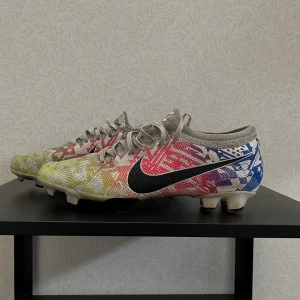 Nike fotbollsskor - Säljer ett par Nike mercurial , skick 7/10 och är i storleken 40. 