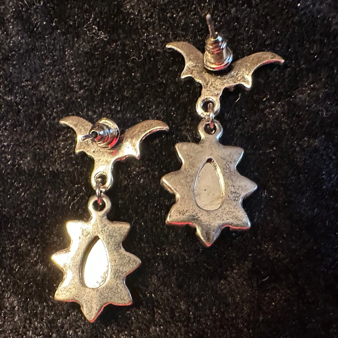 Gothiska örhängen med fladdermus och blodröd sten - 4