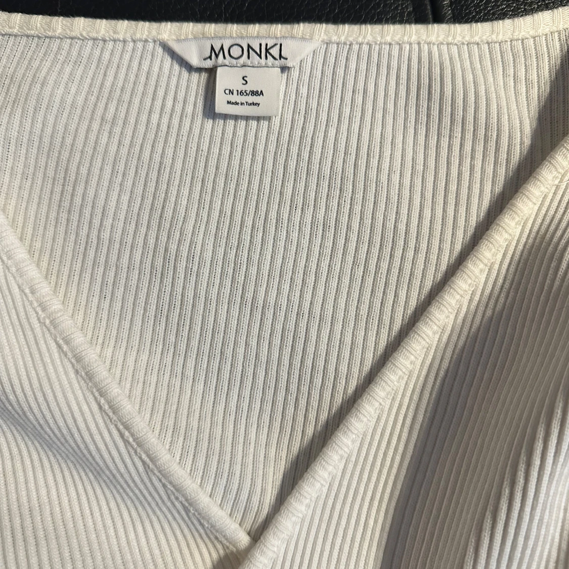 Vit ribbad topp med rosett  - 1